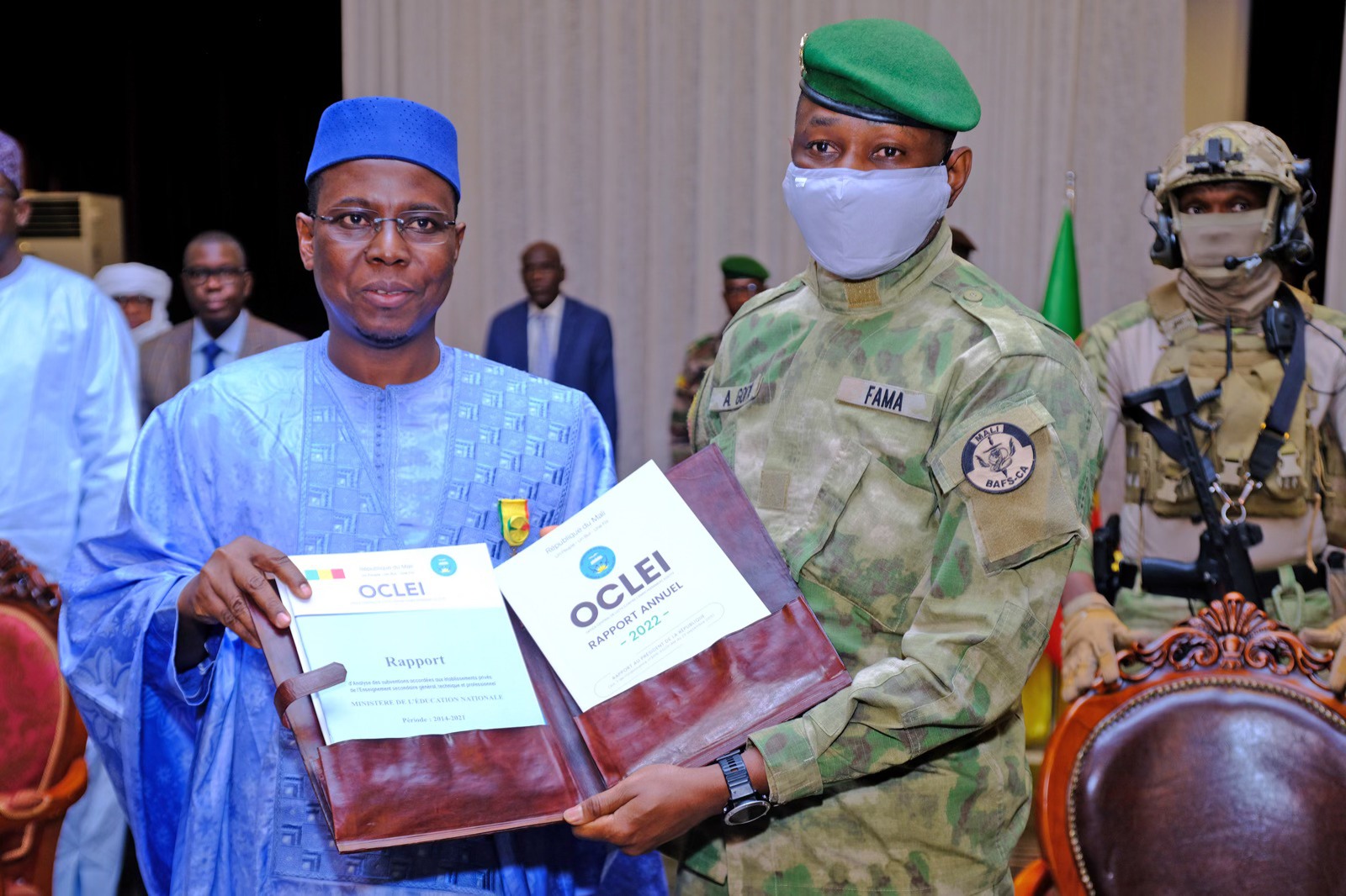 Koulouba | Remise du Rapport annuel 2022 de l’OCLEI au Président de la Transition 